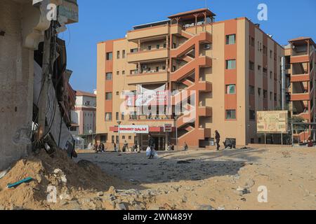 Khan Younis. 28 février 2024. L'hôpital Nasser est vu dans la ville de Khan Younis, dans le sud de la bande de Gaza, le 28 février 2024. L’hôpital Nasser, le deuxième plus grand hôpital de la bande de Gaza, a cessé de fonctionner après une opération militaire israélienne le 15 février. Crédit : Rizek Abdeljawad/Xinhua/Alamy Live News Banque D'Images