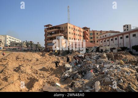 Khan Younis. 28 février 2024. L'hôpital Nasser est vu dans la ville de Khan Younis, dans le sud de la bande de Gaza, le 28 février 2024. L’hôpital Nasser, le deuxième plus grand hôpital de la bande de Gaza, a cessé de fonctionner après une opération militaire israélienne le 15 février. Crédit : Rizek Abdeljawad/Xinhua/Alamy Live News Banque D'Images