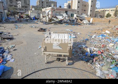 Khan Younis. 28 février 2024. Un lit d’hôpital est vu à l’hôpital Nasser dans la ville de Khan Younis, dans le sud de la bande de Gaza, le 28 février 2024. L’hôpital Nasser, le deuxième plus grand hôpital de la bande de Gaza, a cessé de fonctionner après une opération militaire israélienne le 15 février. Crédit : Rizek Abdeljawad/Xinhua/Alamy Live News Banque D'Images