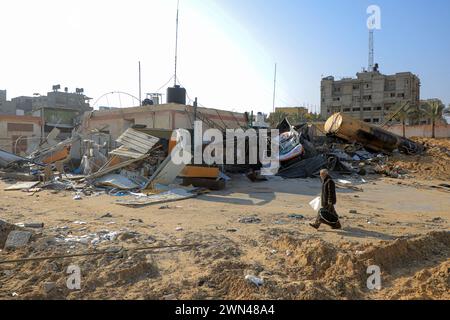 Khan Younis. 28 février 2024. L'hôpital Nasser est vu dans la ville de Khan Younis, dans le sud de la bande de Gaza, le 28 février 2024. L’hôpital Nasser, le deuxième plus grand hôpital de la bande de Gaza, a cessé de fonctionner après une opération militaire israélienne le 15 février. Crédit : Rizek Abdeljawad/Xinhua/Alamy Live News Banque D'Images