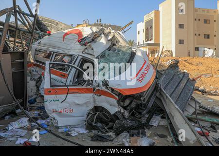 Khan Younis. 28 février 2024. Une ambulance détruite est vue à l’hôpital Nasser dans la ville de Khan Younis, dans le sud de la bande de Gaza, le 28 février 2024. L’hôpital Nasser, le deuxième plus grand hôpital de la bande de Gaza, a cessé de fonctionner après une opération militaire israélienne le 15 février. Crédit : Rizek Abdeljawad/Xinhua/Alamy Live News Banque D'Images