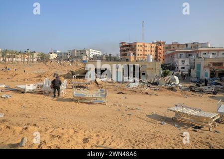 Khan Younis. 28 février 2024. L'hôpital Nasser est vu dans la ville de Khan Younis, dans le sud de la bande de Gaza, le 28 février 2024. L’hôpital Nasser, le deuxième plus grand hôpital de la bande de Gaza, a cessé de fonctionner après une opération militaire israélienne le 15 février. Crédit : Rizek Abdeljawad/Xinhua/Alamy Live News Banque D'Images