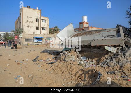 Khan Younis. 28 février 2024. L'hôpital Nasser est vu dans la ville de Khan Younis, dans le sud de la bande de Gaza, le 28 février 2024. L’hôpital Nasser, le deuxième plus grand hôpital de la bande de Gaza, a cessé de fonctionner après une opération militaire israélienne le 15 février. Crédit : Rizek Abdeljawad/Xinhua/Alamy Live News Banque D'Images