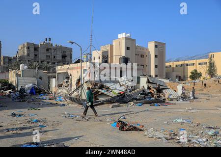 Khan Younis. 28 février 2024. L'hôpital Nasser est vu dans la ville de Khan Younis, dans le sud de la bande de Gaza, le 28 février 2024. L’hôpital Nasser, le deuxième plus grand hôpital de la bande de Gaza, a cessé de fonctionner après une opération militaire israélienne le 15 février. Crédit : Rizek Abdeljawad/Xinhua/Alamy Live News Banque D'Images