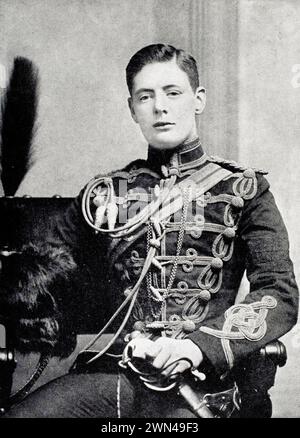 Winston S. Churchill 1874 bis 1965 als second Lieutenant in den 4th Queen s Own Hussars aus A Roving Commission von Winston S. Churchill, erschienen b Banque D'Images