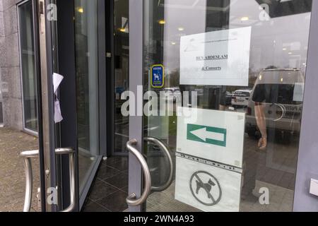 Nivelles, Belgique. 29 février 2024. L’entrée de la cour de justice photographiée lors de la séance avec la constitution du jury, pour le procès d’assises d’A. Ben Abdeslam, à la cour d’assises de Bruxelles-capitale, relocalisée à Nivelles (Nijvel), jeudi 29 février 2024. BELGA PHOTO NICOLAS MAETERLINCK crédit : Belga News Agency/Alamy Live News Banque D'Images