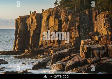 Les grimpeurs se préparent à descendre en rappel Otter Cliffs dans le parc national Acadia, dans le Maine Banque D'Images