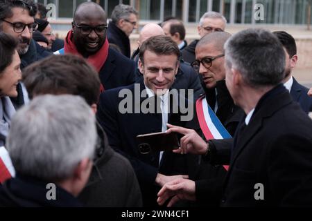 Ile Saint Denis, France. 29 février 2024. Le président français Emmanuel Macron et le maire de Saint-Ouen-sur-Seine Karim Bouamrane lors de l’inauguration du village olympique Paris 2024 à Saint-Denis, dans le nord de Paris, le 29 février 2024. Le village, construit sur un site de 52 hectares, est situé sur un amas d'anciennes friches industrielles dont la pièce maîtresse est la Cité du Cinéma. Photo par Anton Karliner/Pool/ABACAPRESS.COM crédit : Abaca Press/Alamy Live News Banque D'Images