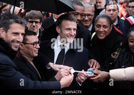 Tony Estanguet, président du comité d’organisation des Jeux Olympiques et Paralympiques de 2024 à Paris, Emmanuel Macron, président français et Marie-Jose Perec, ancienne athlète française et triple médaillée d’or olympique, lors de l’inauguration du village olympique de Paris 2024 à Saint-Denis, dans le nord de Paris, le 29 février 2024. Le village, construit sur un site de 52 hectares, est situé sur un amas d'anciennes friches industrielles dont la pièce maîtresse est la Cité du Cinéma. Photo Anton Karliner/Pool/ABACAPRESS.COM Banque D'Images