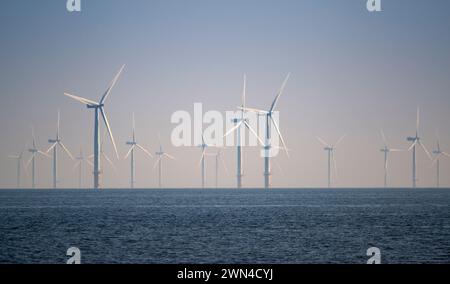 15/05/19 alors que les températures estivales continuent de monter, une légère brise maintient les éoliennes en marche au large de la côte nord du pays de galles près de Colwyn Bay. Gwynt y M™R i Banque D'Images