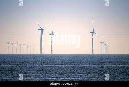 15/05/19 alors que les températures estivales continuent de monter, une légère brise maintient les éoliennes en marche au large de la côte nord du pays de galles près de Colwyn Bay. Gwynt y M™R i Banque D'Images