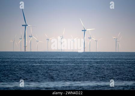 15/05/19 alors que les températures estivales continuent de monter, une légère brise maintient les éoliennes en marche au large de la côte nord du pays de galles près de Colwyn Bay. Gwynt y M™R i Banque D'Images