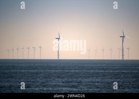 15/05/19 alors que les températures estivales continuent de monter, une légère brise maintient les éoliennes en marche au large de la côte nord du pays de galles près de Colwyn Bay. Gwynt y M™R i Banque D'Images