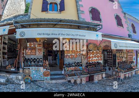 MOSTAR, BOSNIE-HERZÉGOVINE - 15 AOÛT 2022 : petites boutiques de souvenirs situées dans les rues historiques pittoresques du centre-ville. Ancien BR Banque D'Images