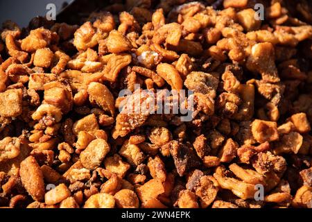 Cretons de porc fraîchement cueillis faits maison exposés pour la dégustation et la vente, en Serbie connu sous le nom de cvarci, fabriqué localement à la campagne Banque D'Images