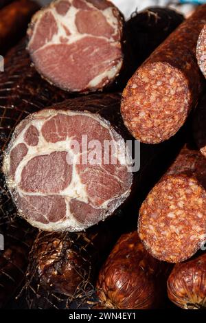 Saucisses séchées fumées et fabriquées traditionnellement serbes sur un marché fermier dans le village de Kacarevo, festival de bacon gastro et de produits de viande sèche organisé chaque année Banque D'Images