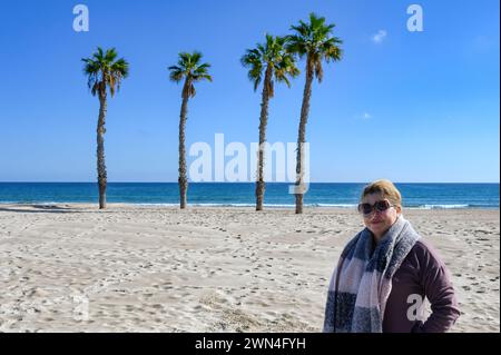 Portrait de femme touristique à San Juan Beach, Alicante, Espagne Banque D'Images