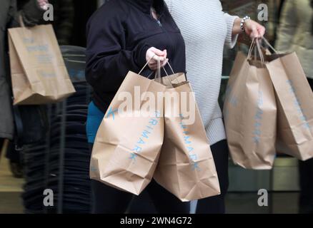 06/11/12 Primark store à Derby aujourd'hui. Associated British Foods, propriétaire de PRIMARK, a déclaré des bénéfices avant impôts de 761 millions de livres sterling sur l'année entière, citant « exceptionnel » Banque D'Images