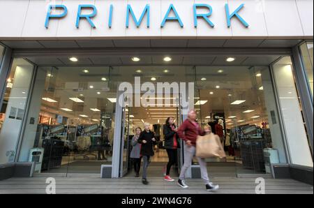 06/11/12 Primark store à Derby aujourd'hui. Associated British Foods, propriétaire de PRIMARK, a déclaré des bénéfices avant impôts de 761 millions de livres sterling sur l'année entière, citant « exceptionnel » Banque D'Images