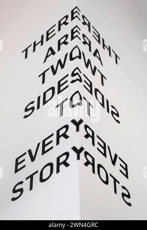 Mur d'angle avec le dicton il y en a deux Banque D'Images