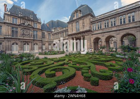 FRANCE / Paris/ beaux jardins ornés du musée carnavalet . Banque D'Images