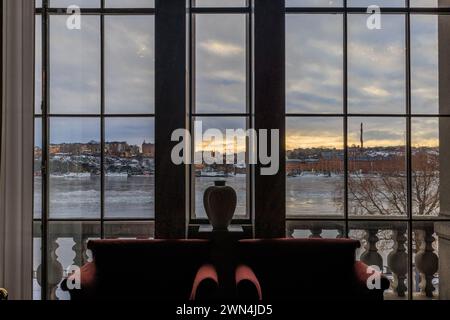 vue depuis la galerie supérieure de l'hôtel de ville de stockholm sur le balcon du lac gelé malaren et sodermalm Banque D'Images