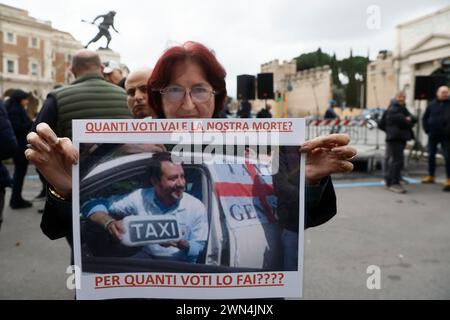 Roma, Italie. 29 février 2024. Manifazione degli NCC in piazza di Porta Pia davanti al Ministero dei trasporti per protestare contro i decreti varati dal ministro salvini - Cronaca - Roma, Italia - Martedì, 29 Febbraio 2024 (foto Cecilia Fabiano/LaPresse) manifestation des chauffeurs de voitures de location devant le Ministère des Transports pour protester contre les décrets adoptés par le Ministre. Actualités - Rome, Italie - mardi 29 février 2024 (photo Cecilia Fabiano/LaPresse crédit : LaPresse/Alamy Live News Banque D'Images