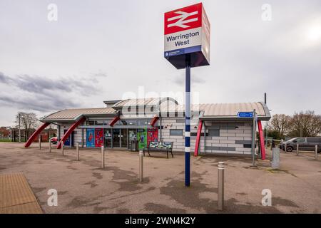 Warrington West une nouvelle gare ferroviaire construite par Balfour Beatty à Chapelford à l'ouest de Warrington a ouvert ses portes en 2019 sur l'ancien Midland Cheshire Banque D'Images