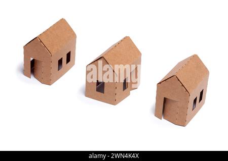 3 maisons en carton simples sur fond blanc Banque D'Images