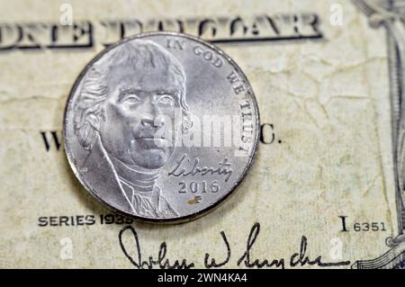 Face avers de la pièce de monnaie américaine de 5 cinq cents 2016 pièces présente le 2ème portrait de Thomas Jefferson le père fondateur, 3ème président de la Banque D'Images