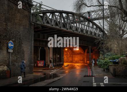 Bermondsey, Londres, Royaume-Uni : Crucifix Lane passant par un tunnel routier sous le London Bridge jusqu'au viaduc ferroviaire de Greenwich Banque D'Images