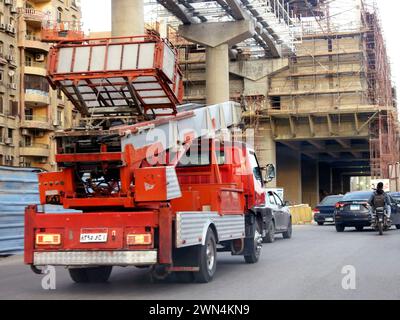 Le Caire, Égypte, 22 février 2024 : un camion hydraulique de levage de flèche de godet, véhicule de camion de maintenance de service avec une rallonge de bras hydraulique de godet de grue, près de Banque D'Images