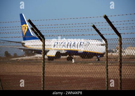 Clôture de sécurité à maillons de chaîne de fils barbelés devant un avion ryanair décollant de Lanzarote, îles Canaries, espagne Banque D'Images