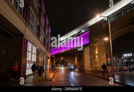 Londres, Royaume-Uni : Bermondsey Street passant par un tunnel routier sous le London Bridge jusqu'au viaduc ferroviaire de Greenwich avec la gare de London Bridge au-dessus. Banque D'Images