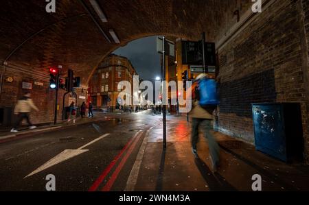 Bermondsey, Londres, Royaume-Uni : Bermondsey Street sort d'un tunnel routier sous le London Bridge vers Greenwich Railway Viaduc avec des piétons. Banque D'Images