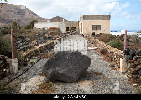 Grande allée de blocage de roche à un bâtiment abandonné inachevé à Yaiza, Lanzarote, Îles Canaries, espagne Banque D'Images