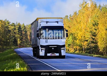 Semi-remorque blanche Renault Trucks T Truck livrant des marchandises sur l'autoroute 25 dans la lumière du matin d'automne. Raasepori, Finlande. 22 septembre 2023. Banque D'Images