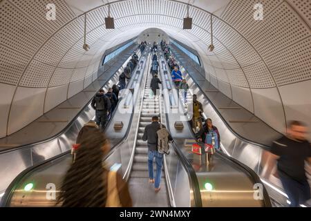 Londres, Royaume-Uni. 29 février 2024. Gare de Liverpool Street. Pluie persistante dans le centre de Londres pour les voyageurs, avec des surfaces glissantes à l'intérieur des gares et des vestiaires humides à l'extérieur. Crédit : Malcolm Park/Alamy Live News Banque D'Images