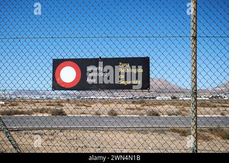 Panneaux d'avertissement de zone réglementée de sécurité sur la clôture périphérique de l'aéroport de Lanzarote, îles Canaries, espagne Banque D'Images