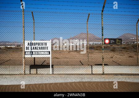 aeropuerto de lanzarote area restringida panneaux d'avertissement de sécurité de zone réglementée sur la clôture périphérique de l'aéroport de Lanzarote, îles Canaries, espagne Banque D'Images