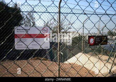 Aucune zone de drones et panneaux d'avertissement de zone de sécurité restreinte sur la clôture périphérique de l'aéroport de Lanzarote, îles Canaries, espagne Banque D'Images