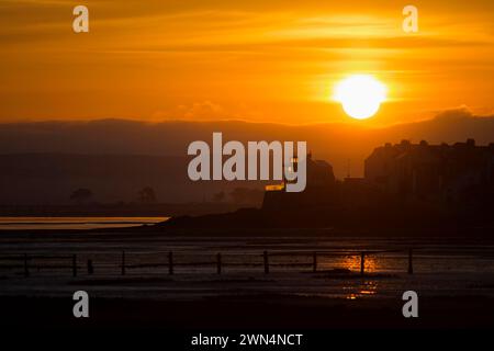 27/05/15 vu depuis les Burrows de Northam, le soleil se lève sur l'estuaire au-dessus de la vieille maison des garde-côtes à Appledore, North Devon. Tous droits réservés Banque D'Images