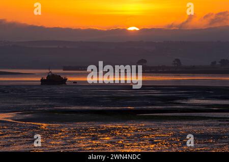 27/05/15 vu des Burrows de Northam, le soleil se lève au-dessus du canot de sauvetage Mollie Hunt RNLI amarré dans l'estuaire au large d'Appledore, North Devon. Tous R Banque D'Images