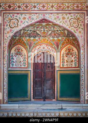 Détail de la porte de Ganesh Pol au fort historique d'Amer à Jaipur, en Inde. Banque D'Images