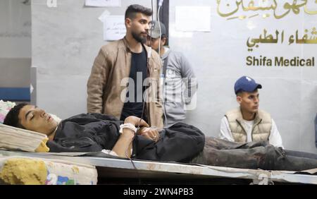 Gaza City. 29 février 2024. Un homme blessé est vu à l’hôpital Al-Shifa de la ville de Gaza, le 29 février 2024. Les forces israéliennes ont ouvert le feu jeudi sur une foule de Palestiniens qui attendaient de l'aide sur une route côtière à l'ouest de la ville de Gaza, tuant 104 personnes et en blessant plus de 760, ont déclaré des responsables palestiniens. Crédit : Mohammed Ali/Xinhua/Alamy Live News Banque D'Images