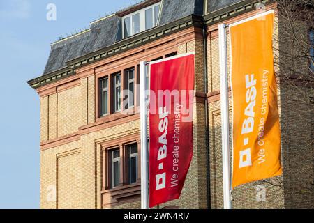 Février 2024 : drapeaux BASF à l'entrée de l'usine principale de Ludwigshafen am Rhein Banque D'Images