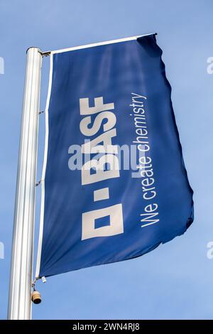 Février 2024 : drapeau BASF à l'entrée de l'usine principale de Ludwigshafen am Rhein Banque D'Images