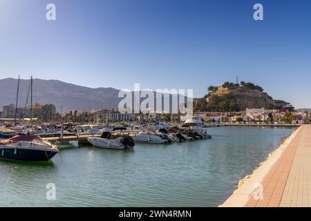 Denia, Espagne - 7 février 2024 : vue sur la marina sportive et le port et sur le château historique perché dans le vieux centre-ville de Denia Banque D'Images