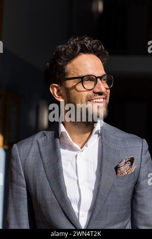 Agent immobilier masculin souriant portant des lunettes Banque D'Images