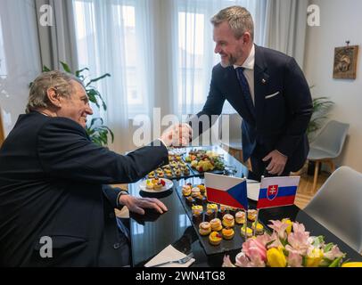 Prague, République tchèque. 29 février 2024. L'ancien président tchèque Milos Zeman (à gauche) rencontre le président du Parlement slovaque et candidat à la présidence Peter Pellegrini à Prague, en République tchèque, le 29 février 2024. Crédit : Michaela Rihova/CTK photo/Alamy Live News Banque D'Images